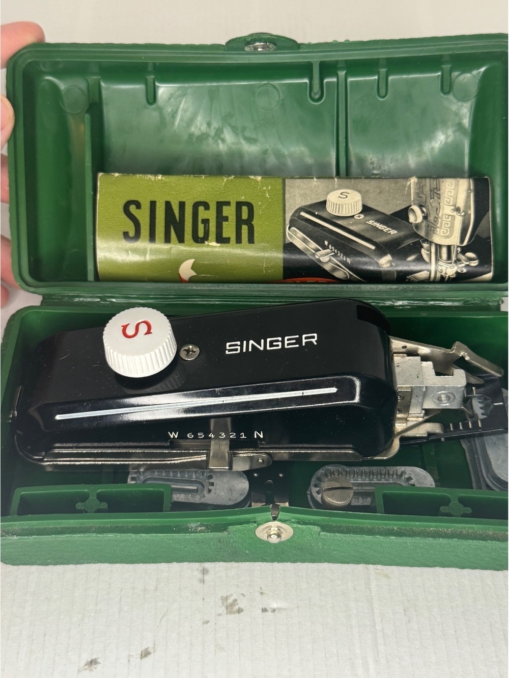 Singer portable handheld sewing machine with case